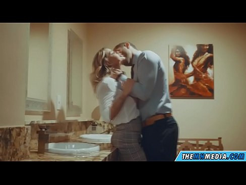 ❤️ Når en barmfagre blondine forfører dig på et offentligt toilet ❤️❌ Russisk porno at da.pornsexphoto.ru ☑